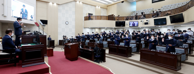 1일 오전 인천시의회 본회의장에서 제9대 인천시위원들이 취임선서를 하고 있다. ( 사진 = 인천시의회 제공 )
