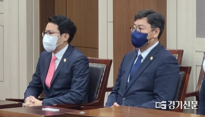 부의장 연제창(오른쪽), 운영위원장 임종훈. (사진=문석완 기자)