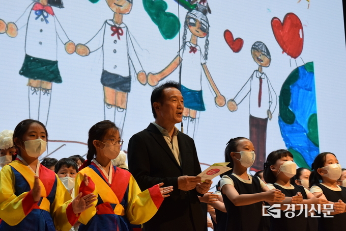  임태희 교육감과 학생들이 ‘아름다운 세상’을 합창하고 있다. (사진=정창규 기자)