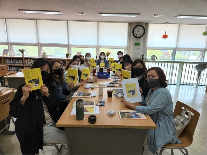 학부모 독서토론동아리 ‘이야기 숲’에서 매월 지정도서를 독서한 후 토론을 나누고 있다. (사진=광명충현중학교 제공)