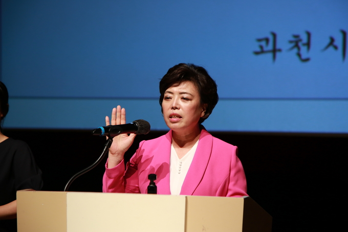 신계용 과천시장이 지난 1일 과천시민회관 대극장에서 열린 취임식 인사말을 통해 시민이 중심이 되는 행정을 펼치겠다고 선언하고 있다.(사진=과천시 제공)