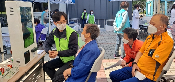 주택관리공단 경기지사 공공임대주택 주거취약계층 위해 찾아가는 키오스크 교육 실시하고 있다 (사진 =주택관리공단 경기지사 제공)