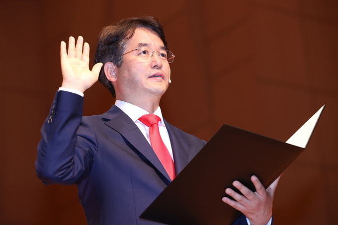 이동환 고양특례시장이 취임 식에서 선서를 하고 있다.(사진=-고양시 제공)