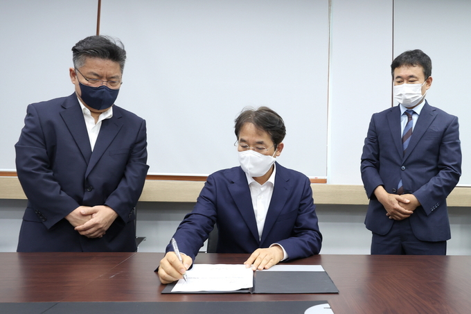 이동환 고양시장이 ‘경제자유구역 추진단 구성 계획’을 1호 공식문서로 결재하고 있다.(사진=고양시 제공)