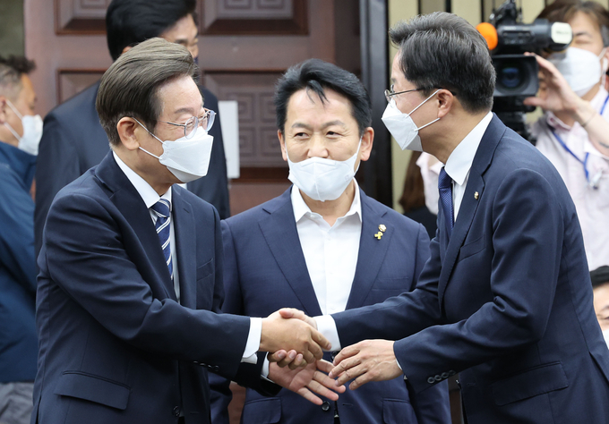 더불어민주당 이재명 의원과 당대표 출마를 선언한 강병원 의원이 지난달 30일 오후 서울 여의도 국회에서 열린 의원총회에 참석하며 악수하고 있다. (사진=연합뉴스/자료사진)