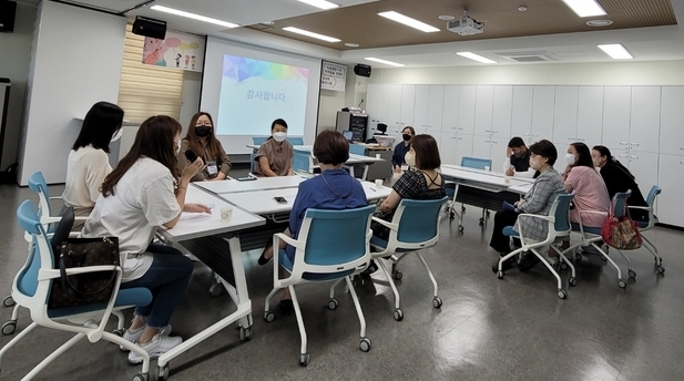 시흥시 월곶동 주민자치회는 ‘월곶마을교육자치회’ 운영 사업의 일환으로 마을교육의제 발굴을 수립하는 ‘우리마을 교육 수다방’을 개최했다.(사진=시흥시 제공)