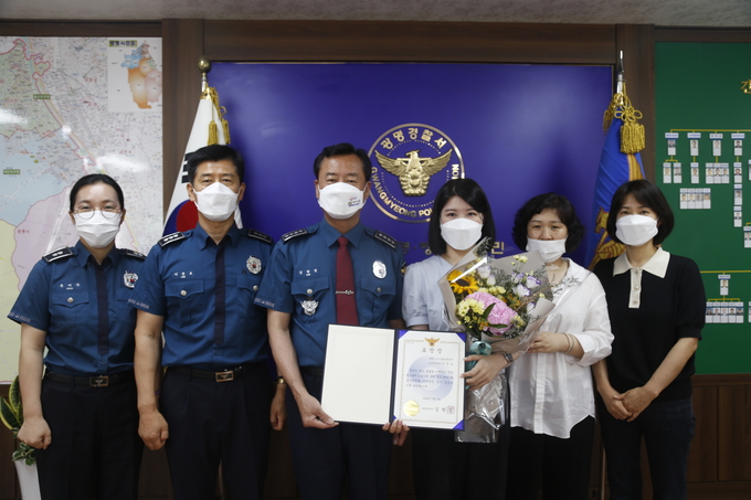 광명시 도시통합운영센터가 절도 혐의자 검거에 결정적인 역할을 하고 관제요원이 지난 1일 광명경찰서로부터 표창장을 받았다.(사진=광명시 제공)