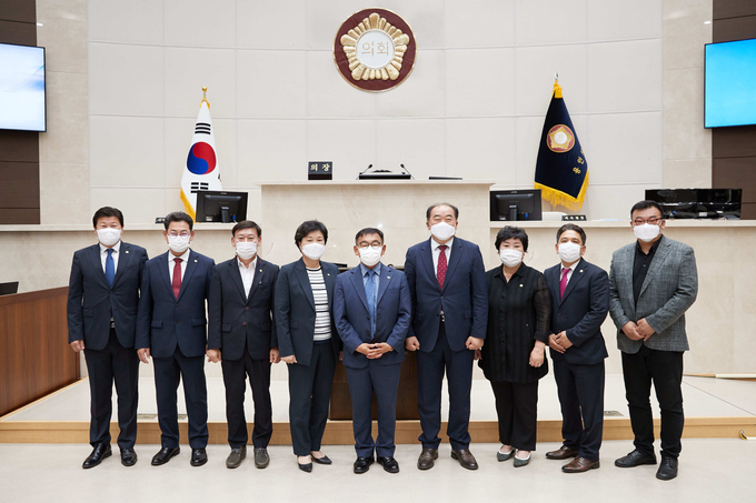 용인시의회는 지난 1일 본회의장에서 제264회 임시회를 개회하고 제9대 전반기 의장단 선거를 실시하고 각 상임위원회를 구성, 본격 출범했다.(ㅛ사진=용인시 제공)