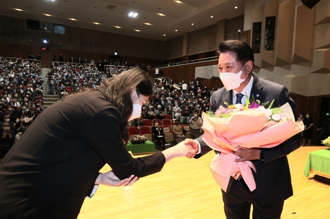 최대호 안양시장이 취임식에서 직원으로부터 취임 축하 꽃다발을 받고 있다.(사진=안양시 제공)