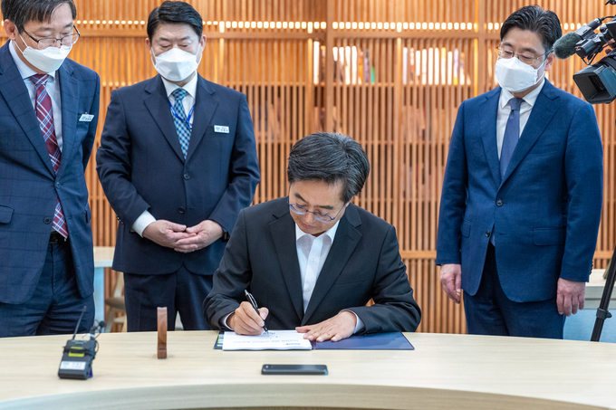 김동연 경기도지사가 ‘비상경제 대응 민생안정 종합계획’을 1호 결재 문서로 서명하며 ‘민생경제 회복’을 위해 본격 시동을 걸었다. (사진=경기도 제공)