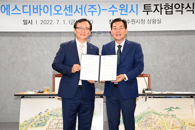 이재준 시장(오른쪽)과 이효근 대표가 협약 후 기념촬영하고 있다. (사진=수원시 제공)