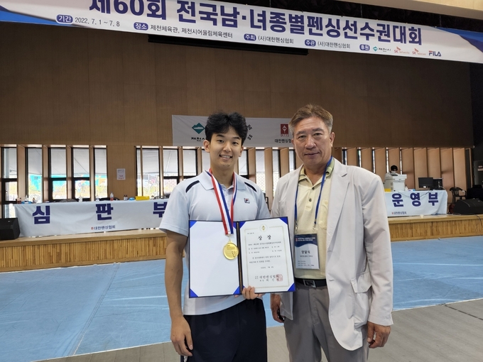 3일 충북 제천시 어울림체육관에서 열린 제60회 전국남녀종별펜싱선수권대회 남자일반부 에뻬 개인전에서 우승한 이승현(화성시청·왼쪽)이 양달식 화성시청 펜싱 감독과 기념사진을 찍고 있다. (사진=화성시청 펜싱팀 제공)