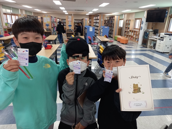  도서관 행사에 참여하고 선물 받은 학생들. (사진=정자초등학교 제공)