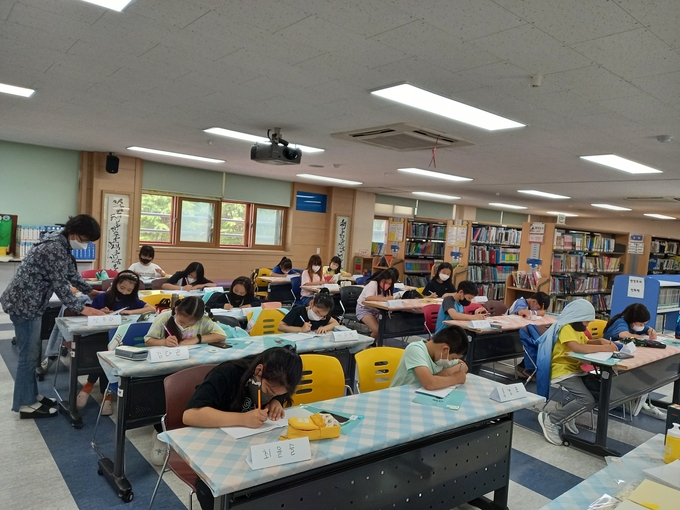  나만의 책만들기 행사에 전념하고 있는 학생들. (사진=정자초등학교 제공)