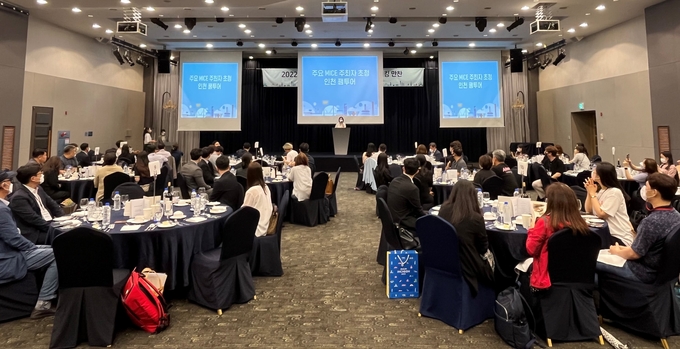 지난 30일 인천팸투어에 초청된 국내 여행.관광.MICE 관계자들이 자리를 함께 하고 있다. ( 사진 = 인천관광공사 제공 )