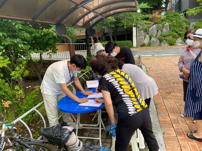 파주시가 노인 무료급식, 식사배달 운영실태 등에 대한 만족도 설문 조사를 실시하고 있다.(사진=파주시 제공)