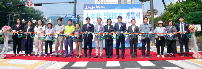 4일 광주시 시도 29호선 도로 확‧포장공사 개통식에서 방세환 시장 등 참석 내빈들이 축하테이프를 자르고 있다.(사진=광주시 제공)