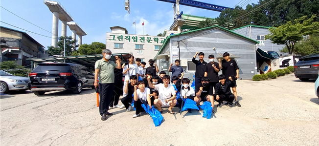 그린직업전문학교 교무처장, 재학생들이 환경정화 활동을 마친후 기념촬영을 하고 있다.(사진=광주시 제공)