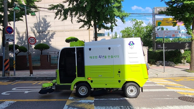 인천시 부평구가 도입한 소형 전기노면청소차량. ( 사진 = 부평구청 제공 )