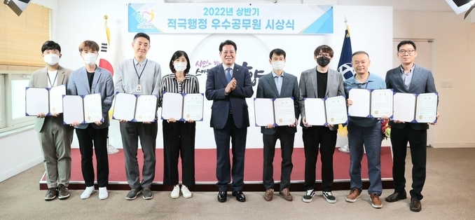 최대호(가운데) 시장이 적극행정 우수공무원들과 기념사진을 찍고 있다.(사진=안양시 제공)