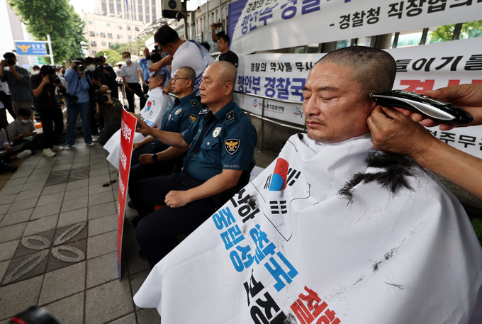 민관기 충북 청주 흥덕경찰서 직장협의회장 등 전국경찰직장협의회 관계자들이 4일 오전 서울 서대문구 경찰청 앞에서 행정안전부 내 경찰국 신설을 반대하며 삭발식을 갖고 있다. (사진=연합뉴스 제공)