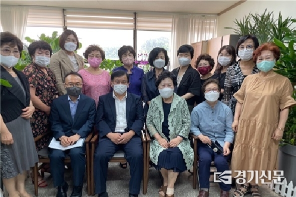 4일 인천시자치경찰위원회와 인천시 여성단체협의회가 간담회 뒤 기념촬영을 하고 있다. ( 사진 = 인천시 제공 )