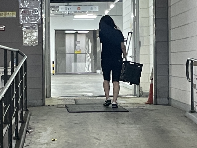 부실한 바닥 시설 때문에 끌차를 들고 이동하는 방문객. ( 사진 = 조경욱 기자 )