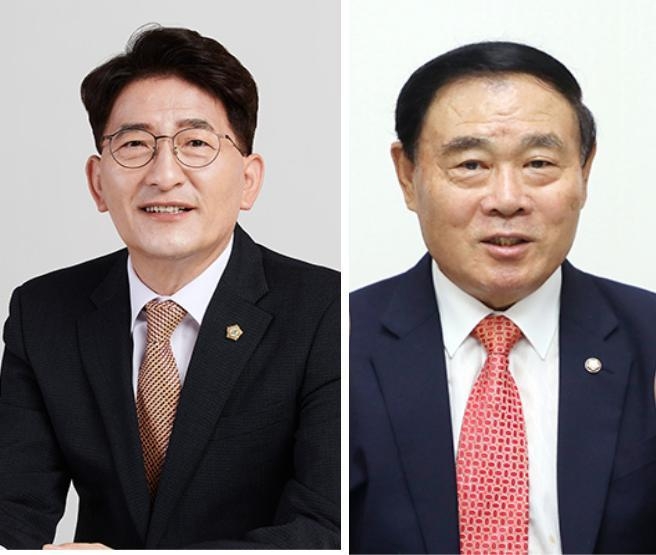 왼쪽부터 김기정 수원특례시의회 의장, 이재식 수원특례시의회 부의장. (사진=수원특례시의회 제공)