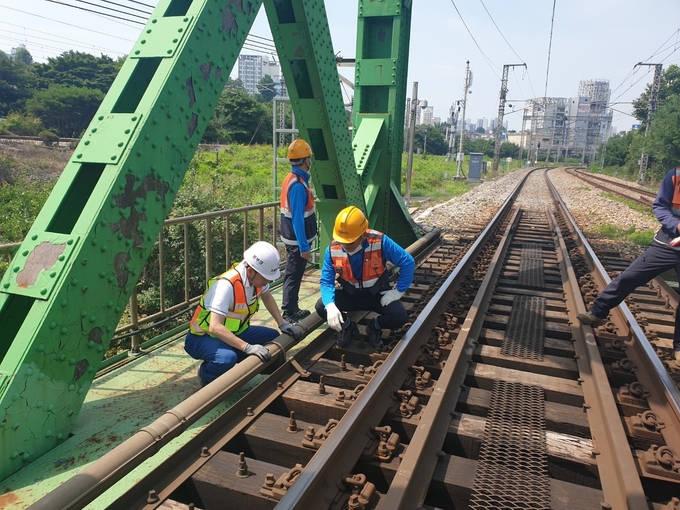 손명철 수도권광역본부장(왼쪽)이 한강철교 C선의 레일상태를 점검하고 있다.(사진=한국철도 수도권광역본부 제공)