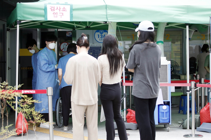 선별진료소에 다시 늘어선 줄 (사진=연합뉴스 제공/자료사진)