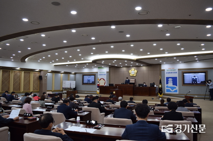 5일 수원특례시의회 제368회 임시회 2일차 일정을 소화중인 시의원들. (사진=정창규 기자) 