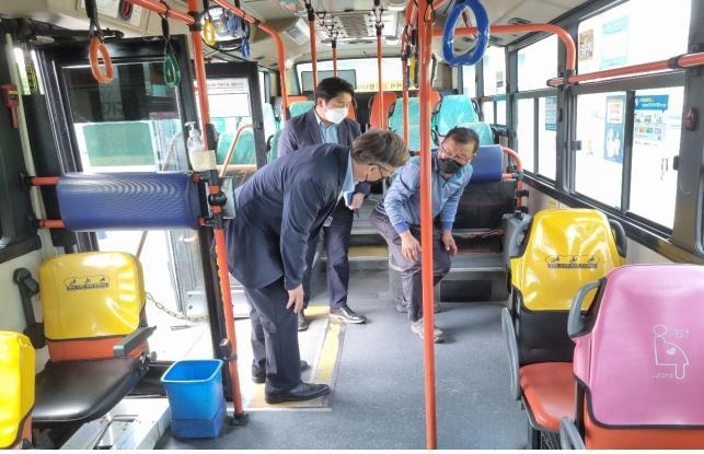 경기도가 버스 분야 합동 안전 점검을 진행하고 있다. (사진=경기도 제공)