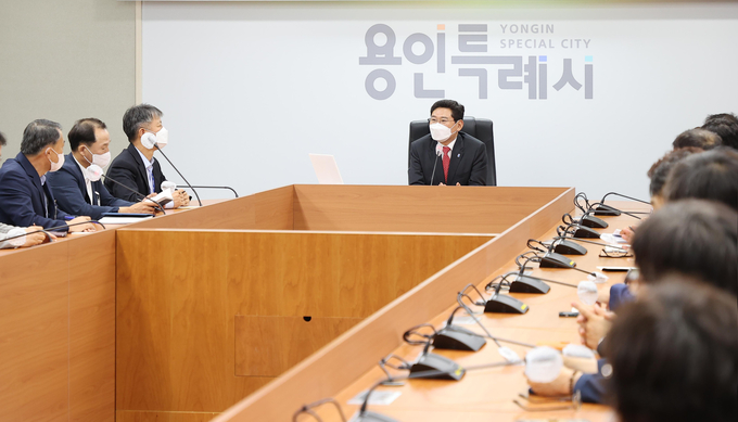 이상일 시장이 지난 4일 주재한 첫 간부회의에서 각종 회의운영 방식을 효율적으로 개선하도록 주문했다.(사진=용인시 제공)