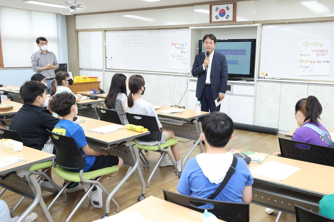 이동환 고양시장이 토당초등학교 교실을 찾아 학생들과 대회하고 있다.(고양시 제공)