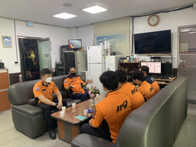 구리소방서 박철수 서장이 5일부터 7일까지 현장출동부서 근무 직원을 격려하고 원할한 소통을 위해 인창119안전센터를 시작으로 현장방문에 나섰다.(사진=구리소방서 제공)