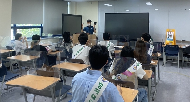 군포서와 한세대학교가 불법촬영예방 및 합동순찰 활동 실시하고 있다.(사진=군포경찰서 제공)