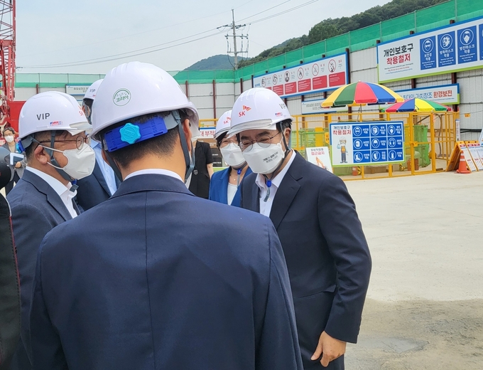 5일 오전 10시 용인 반도체 클러스터 조성 사업이 진행 중인 안성시 고삼면의 용인 반도체 클러스터 일반산업단지 내 전력구 공사 현장. 김동연 경기도지사는 취임 후 첫 행보로 이곳을 찾았다. (사진=김혜진 기자)