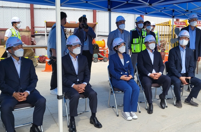 공사 현장을 방문한 김 지사는 노타이에 안전모를 쓰고 류광열 경기도 경제실장과 김보라 안성시장, SK에코플랜트, SK하이닉스 대표 등 반도체 클러스터 관계자들과 함께 현장소장의 사업 개요 등의 내용이 담긴 현황 브리핑을 청취했다. (사진=김혜진 기자)