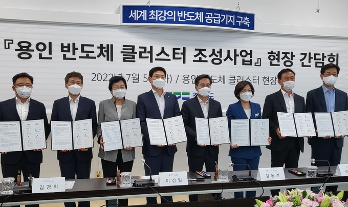 김 지사와 각 시장들, 기업인들은 간담회를 마친 후 상생협력 공동합의문에 함께 서명하며 도내 반도체 산업 강화를 위해 노력해 나갈 것을 다짐했다. (사진=김혜진 기자)