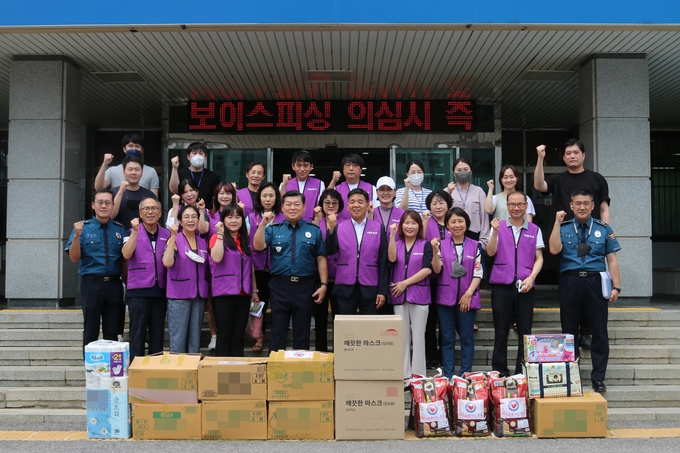 지난 4일 인천서부경찰서와 사랑뜰봉사단이 취약계층에게 생필품을 전달하기 전 기념촬영을 하고 있다. ( 사진 = 인천경찰청 제공 )