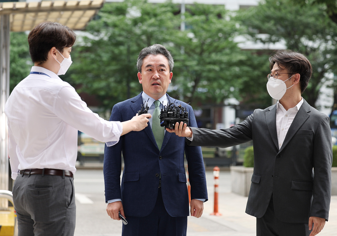 새 경찰청장 후보자가 된 윤희근 경찰청 차장이 5일 국가경찰위원회 임시회의에 참석하기 전 취재진과 소통하고 있다. (사진=연합뉴스 제공) 