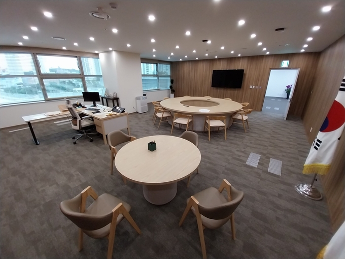 수원시 영통구 경기도청 광교신청사 5층에 위치한 김동연 경기도지사의 집무실에는 개인 업무 책상을 제외하곤 10인용 원형 탁자와 4인용 원형 탁자 두 개가 마련돼 있다. (사진=경기도 제공)