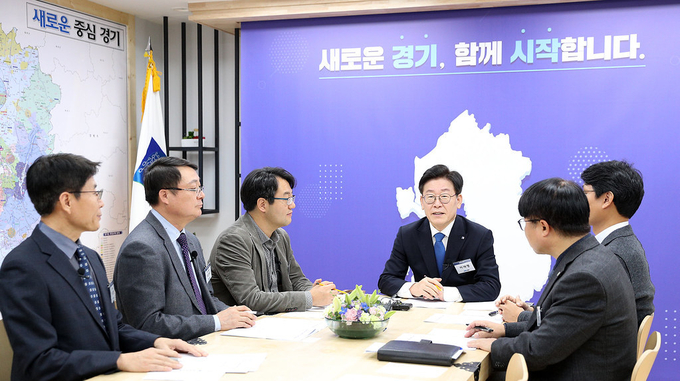 이재명 전 경기도지사는 재직 당시 도지사 집무실에서 직사각형 모양의 큰 탁자 가운데나 상석에 앉아 업무 보고를 받거나 토론회 등을 진행했던 것으로 알려져 있다. (사진=경기도 제공)