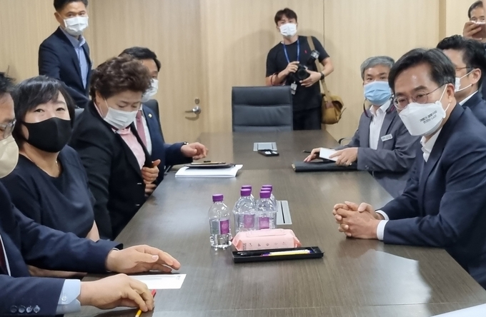 김동연 경기도지사가 5일 도의회 국민의힘 대표의원실을 찾아 곽미숙 대표의원과 회동을 가졌다. (사진=허수빈 기자) 