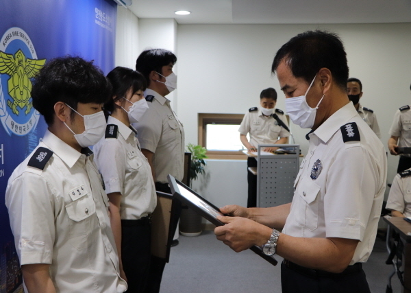 지난 5일 인천 연수구 송도소방서 코로나19 대응 유공자 표창 수여식이 진행되고 있다. ( 사진 = 송도소방서 제공 )