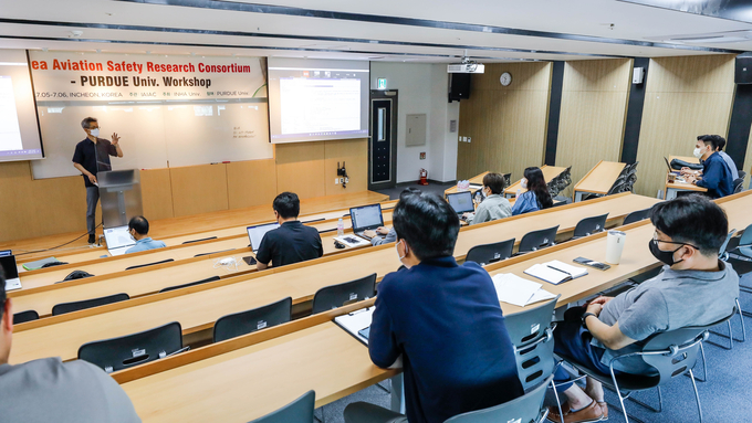 지난 5일 인하대학교 항공우주융합캠퍼스에서 인하대와 미국 퍼듀대가 국제 공동워크숍을 열고 있다. ( 사진 = 인하대 제공 )