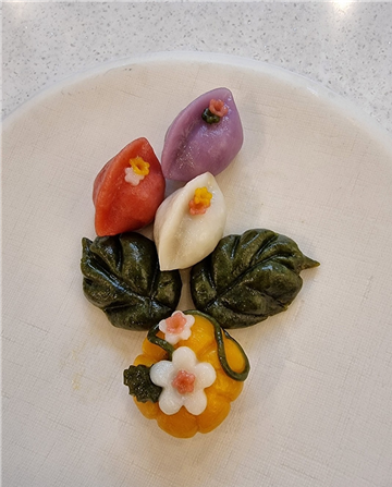 한식디저트 만들기 교육에서 빚은 꽃송편(사진=파주시 제공)