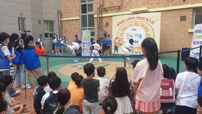 김포 하늘빛초등학교에서 등굣길에 버스킹 공연에 앞서 대권무를 선보이고 있다. (사진=하늘빛초등학교 제공)