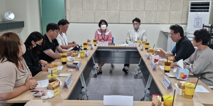 연천군은 최근 마을공동체지원센터에서 플리마켓 전문가와 주민대표 등이 참석한 가운데 주민주도 통합 플리마켓 시범운영을 위한 간담회를 가졌다.(사진=연천군 제공)