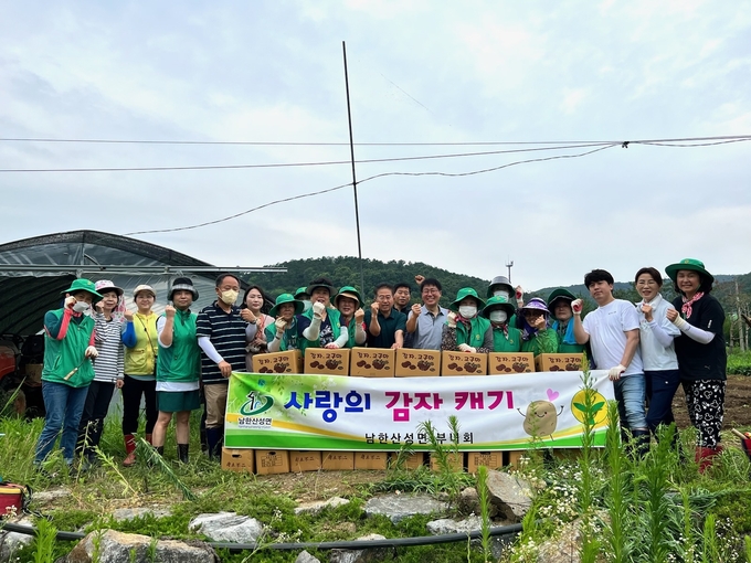 남한산성면 새마을부녀회, 회원들이 어려운 이웃들과 정을 나누기 위해 십시일반 키운 ‘사랑의 감자를 수확하고 있다.(사진=광주시 제공)